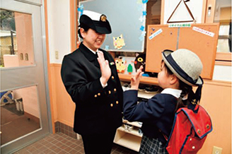 庁内託児施設に子供を預けて出勤する自衛官