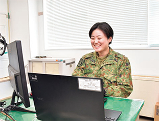 執務室で勤務する筆者