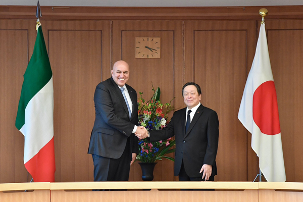 日伊防衛相会談