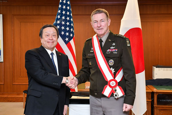 マッコンビル米陸軍参謀長の浜田大臣表敬