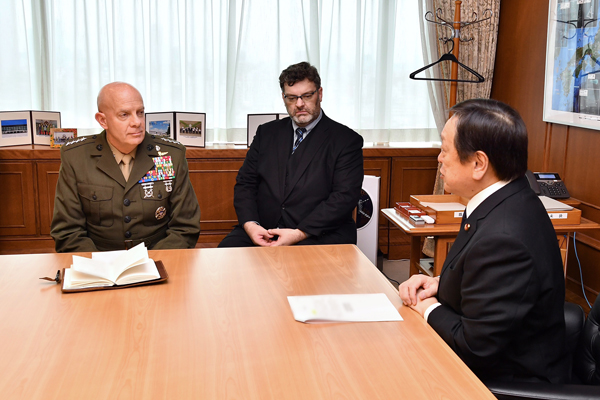 バーガー米海兵隊総司令官の浜田大臣表敬