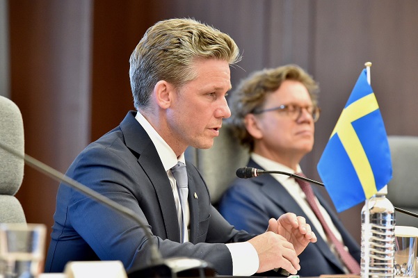 日スウェーデン防衛相会談
