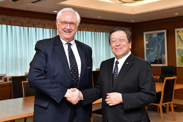 ハムレ米戦略国際問題研究所（ＣＳＩＳ）所長の浜田防衛大臣表敬