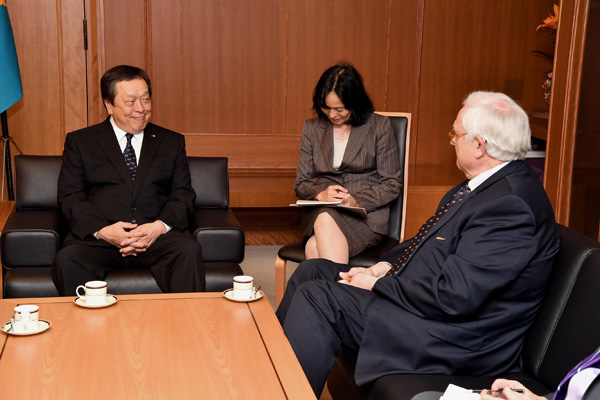 ハムレ米戦略国際問題研究所（ＣＳＩＳ）所長の浜田防衛大臣表敬