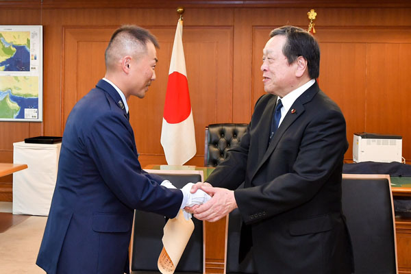 防衛白書の題字を揮毫した自衛官を表彰