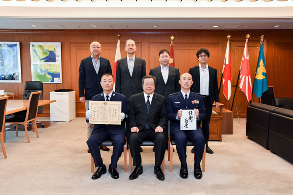 防衛白書の題字を揮毫した自衛官を表彰