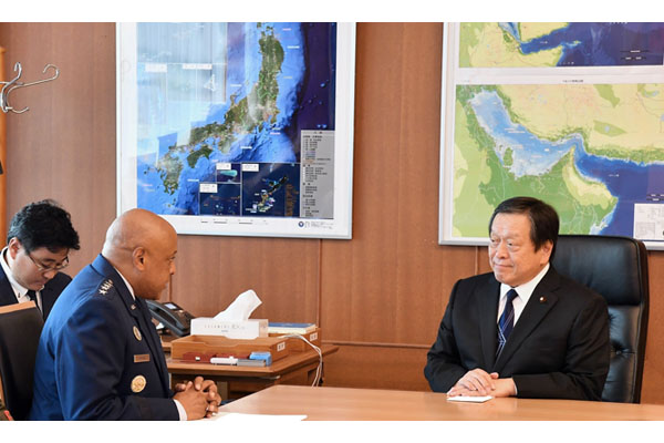 コットン米戦略軍司令官の浜田大臣表敬