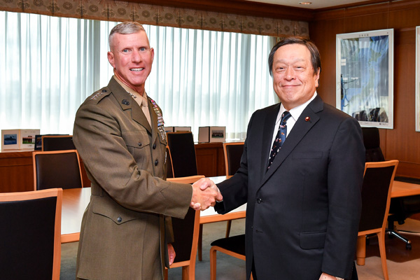 スミス米海兵隊副司令官の浜田大臣表敬