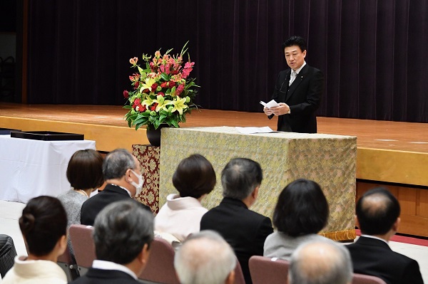 伝達式にて祝辞を述べる大臣