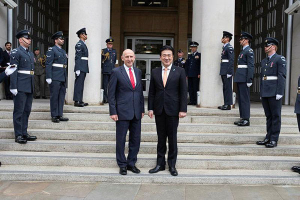 日英伊防衛相会合等