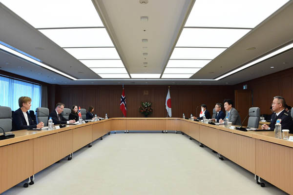 日ノルウェー防衛相会談