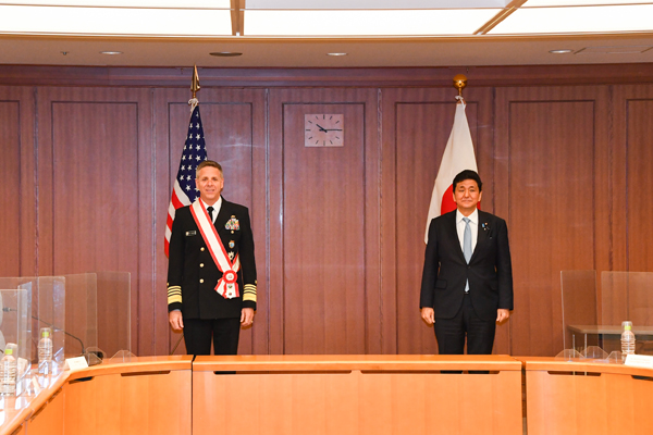 デービッドソン米インド太平洋軍司令官への叙勲伝達式及び表敬の画像３