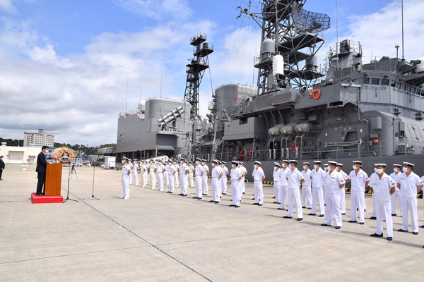 護衛艦「ゆうぎり」（第３９次隊）の出国行事出席