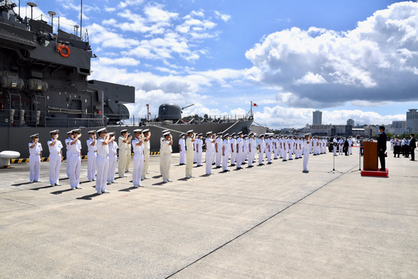 護衛艦「ゆうぎり」（第３９次隊）の出国行事出席