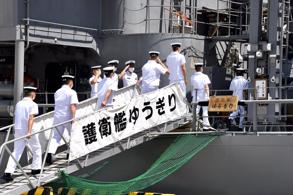 護衛艦「ゆうぎり」（第３９次隊）の出国行事出席