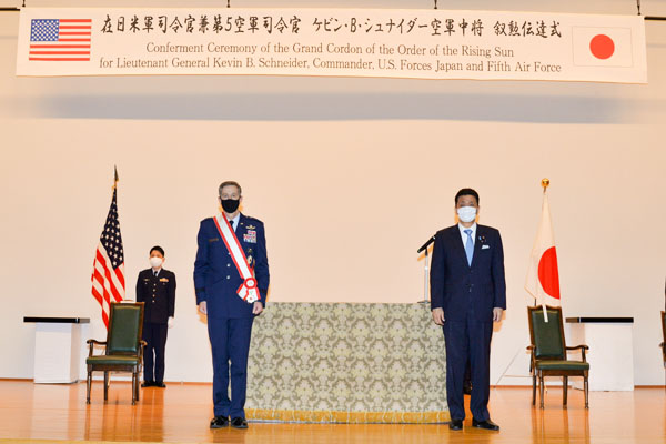 シュナイダー在日米軍司令官の岸防衛大臣表敬