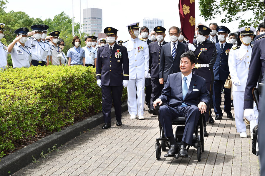 岸前防衛大臣の離任