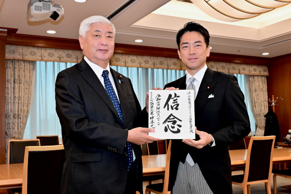 小泉防衛大臣着任式