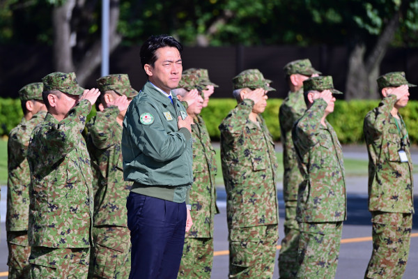 小泉防衛大臣による陸上自衛隊朝霞駐屯地視察