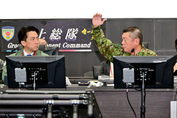 小泉防衛大臣による陸上自衛隊朝霞駐屯地視察