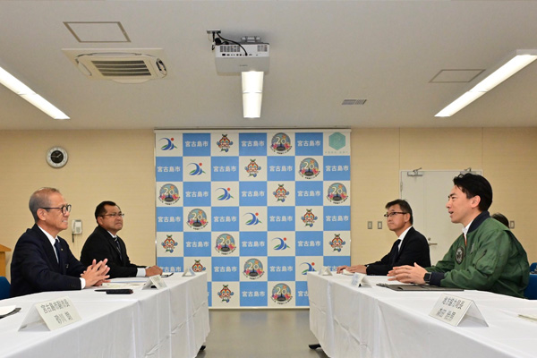 嘉数宮古島市長、中山石垣市長、上地与那国町長との面会