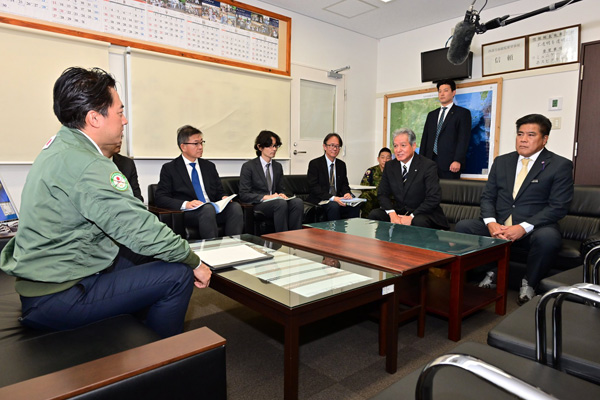 嘉数宮古島市長、中山石垣市長、上地与那国町長との面会