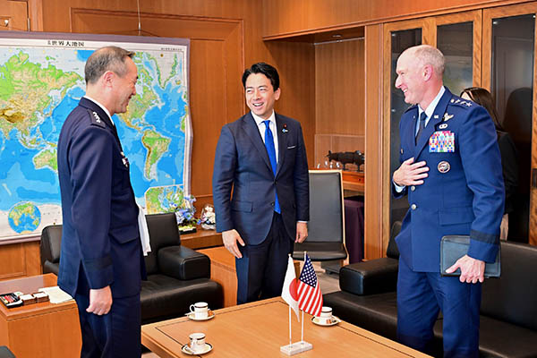 ジョスト在日米軍司令官兼第５空軍司令官による小泉防衛大臣表敬