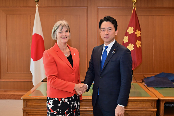 駐日英国大使の小泉防衛大臣表敬