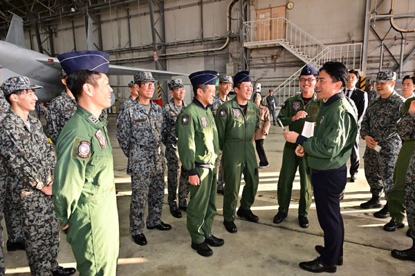 海上自衛隊那覇航空基地及び航空自衛隊那覇基地視察