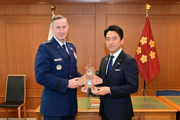 ケヴィン・B・シュナイダー米太平洋空軍司令官による小泉防衛大臣表敬