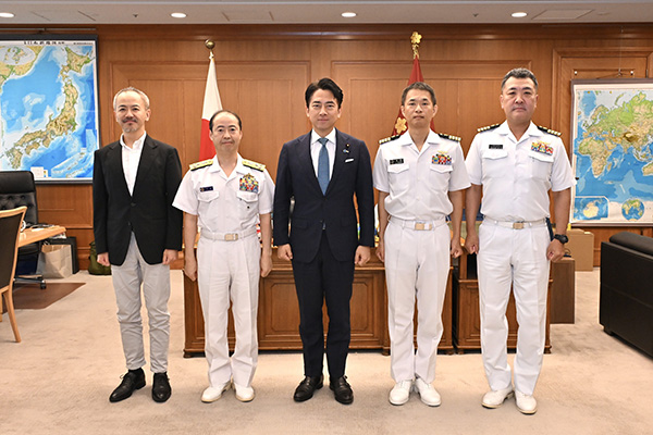 CMF派遣隊長兼NAVCENT連絡官による大臣帰国報告