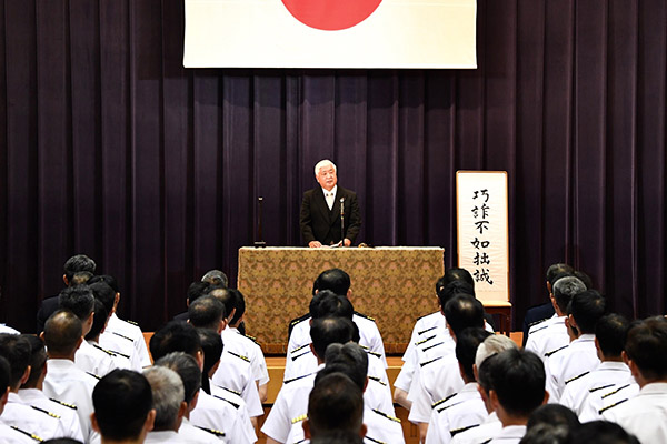 中谷防衛大臣着任式