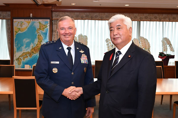 ラップ在日米軍司令官による中谷防衛大臣表敬