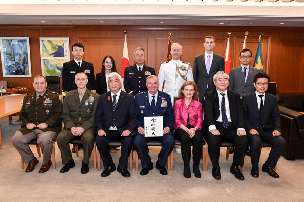 ラップ在日米軍司令官による中谷防衛大臣表敬