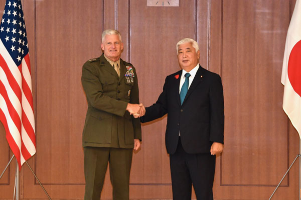 ターナー第３海兵機動展開部隊司令官兼在沖米四軍調整官による中谷防衛大臣表敬
