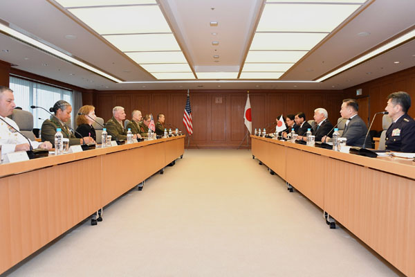 ターナー第３海兵機動展開部隊司令官兼在沖米四軍調整官による中谷防衛大臣表敬