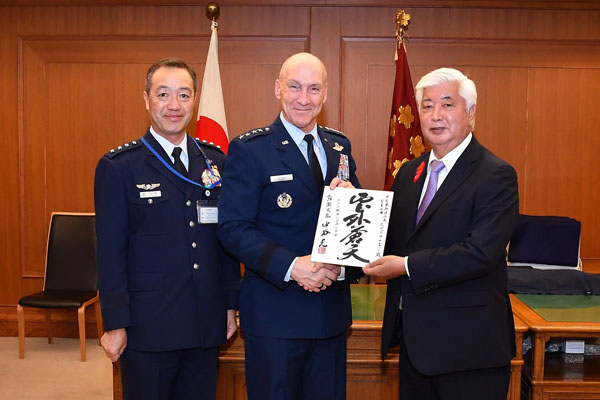 オルヴィン米空軍参謀本部参謀総長による中谷防衛大臣表敬