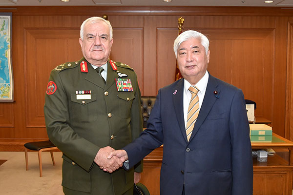フネイティ・ヨルダン軍統合参謀本部議長による中谷防衛大臣表敬