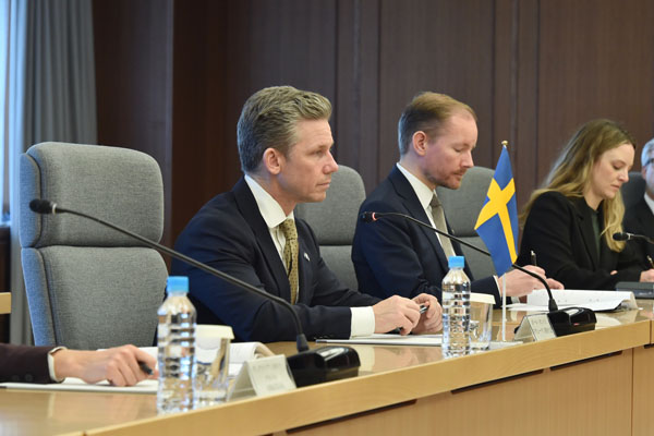 日スウェーデン防衛相会談