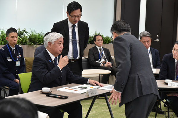 防衛装備庁防衛イノベーション科学技術研究所視察