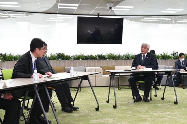 防衛装備庁防衛イノベーション科学技術研究所視察