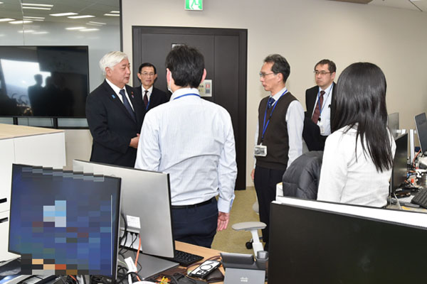 防衛装備庁防衛イノベーション科学技術研究所視察