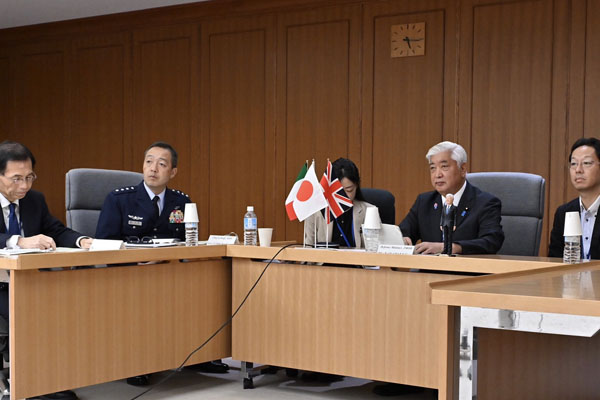 日英伊防衛相会合