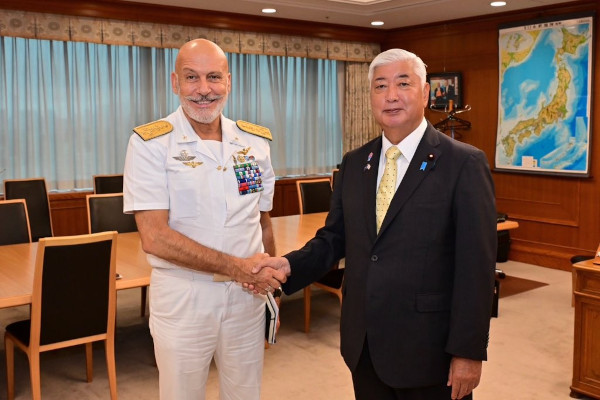ドラゴーネＮＡＴＯ軍事委員長による中谷防衛大臣表敬