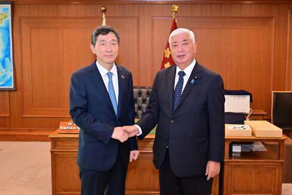 イ・ヒョク駐日韓国大使による中谷防衛大臣表敬