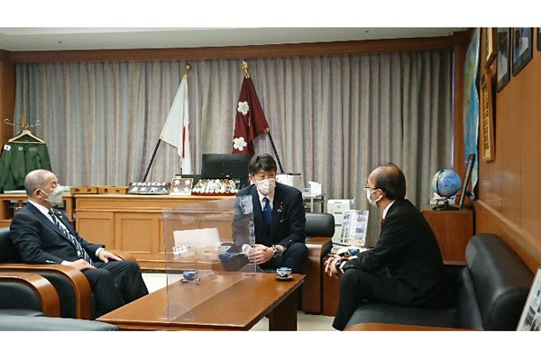 全国市議会議長会基地協議会からの表敬2