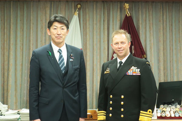 ヌーナン豪海軍本部長からの表敬1