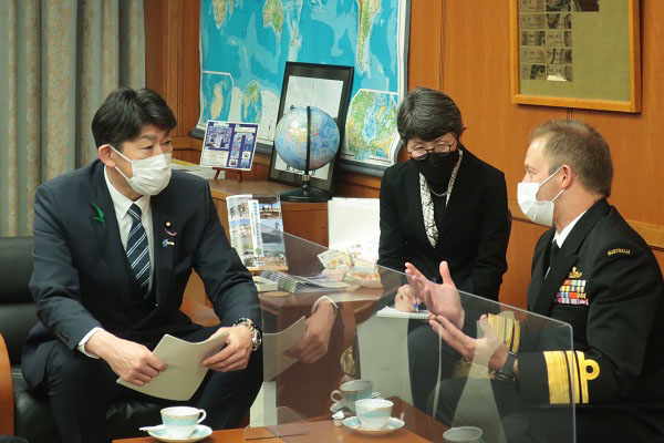 ヌーナン豪海軍本部長からの表敬2