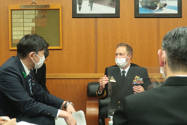 ヌーナン豪海軍本部長からの表敬3