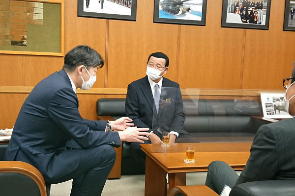 沖縄県金武町長からの表敬3